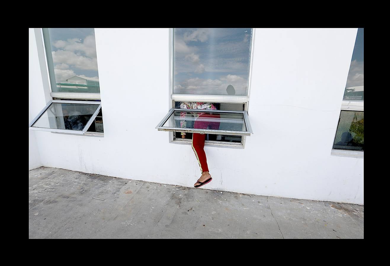 En Camboya, las trabajadoras de las industrias que abastecen a algunas de las marcas deportivas más conocidas trabajan diez horas diarias seis días a la semana. Según datos de 2016 más de 500 empleados de las principales factorías sufrieron desvanecimientos como consecuencia de las malas condiciones de trabajo, entre las que se incluyen las elevadas temperaturas. El salario mensual mínimo en Camboya es de unos 130 euros y dos horas extras al día lo elevan a 150 ó 200, dependiendo de la fábrica. Camboya tenía un total de 1.522 factorías registradas en 2017, un 37 por ciento más que hace cinco años, un crecimiento que se detuvo el año pasado.