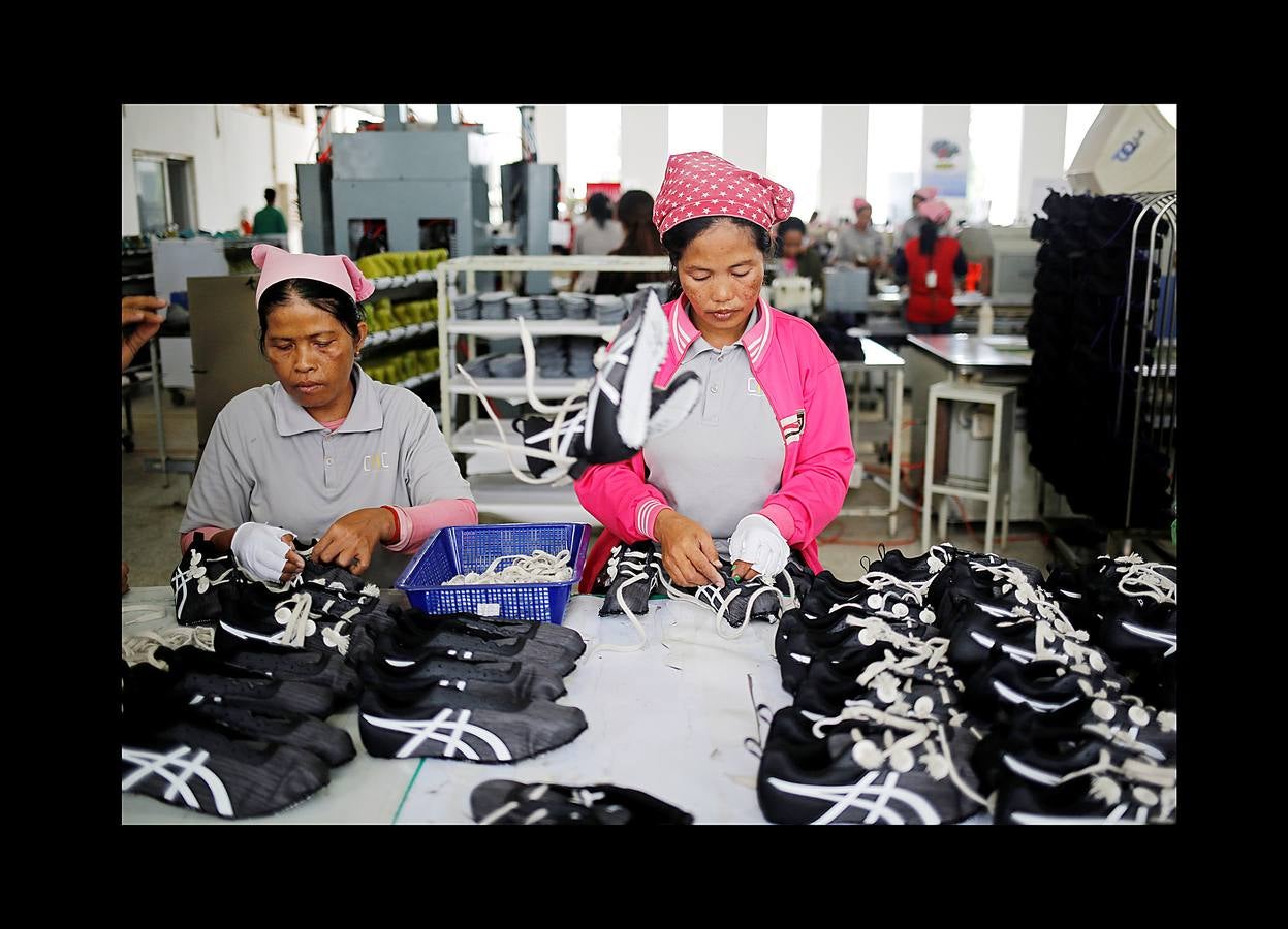 En Camboya, las trabajadoras de las industrias que abastecen a algunas de las marcas deportivas más conocidas trabajan diez horas diarias seis días a la semana. Según datos de 2016 más de 500 empleados de las principales factorías sufrieron desvanecimientos como consecuencia de las malas condiciones de trabajo, entre las que se incluyen las elevadas temperaturas. El salario mensual mínimo en Camboya es de unos 130 euros y dos horas extras al día lo elevan a 150 ó 200, dependiendo de la fábrica. Camboya tenía un total de 1.522 factorías registradas en 2017, un 37 por ciento más que hace cinco años, un crecimiento que se detuvo el año pasado.