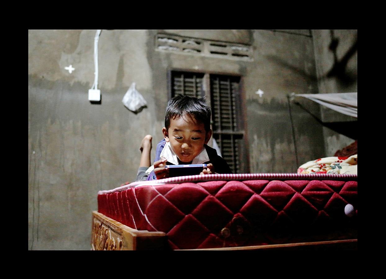 En Camboya, las trabajadoras de las industrias que abastecen a algunas de las marcas deportivas más conocidas trabajan diez horas diarias seis días a la semana. Según datos de 2016 más de 500 empleados de las principales factorías sufrieron desvanecimientos como consecuencia de las malas condiciones de trabajo, entre las que se incluyen las elevadas temperaturas. El salario mensual mínimo en Camboya es de unos 130 euros y dos horas extras al día lo elevan a 150 ó 200, dependiendo de la fábrica. Camboya tenía un total de 1.522 factorías registradas en 2017, un 37 por ciento más que hace cinco años, un crecimiento que se detuvo el año pasado.