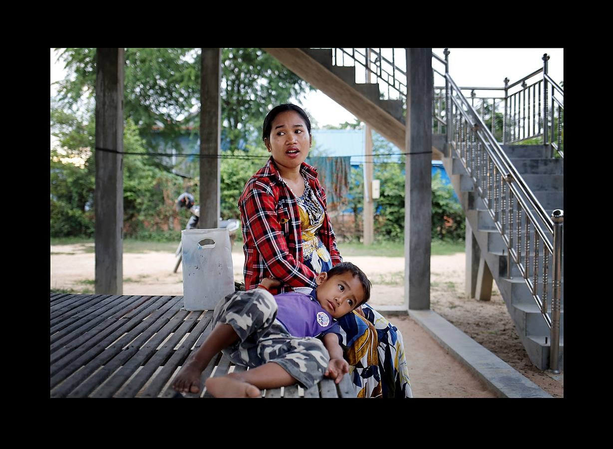 En Camboya, las trabajadoras de las industrias que abastecen a algunas de las marcas deportivas más conocidas trabajan diez horas diarias seis días a la semana. Según datos de 2016 más de 500 empleados de las principales factorías sufrieron desvanecimientos como consecuencia de las malas condiciones de trabajo, entre las que se incluyen las elevadas temperaturas. El salario mensual mínimo en Camboya es de unos 130 euros y dos horas extras al día lo elevan a 150 ó 200, dependiendo de la fábrica. Camboya tenía un total de 1.522 factorías registradas en 2017, un 37 por ciento más que hace cinco años, un crecimiento que se detuvo el año pasado.