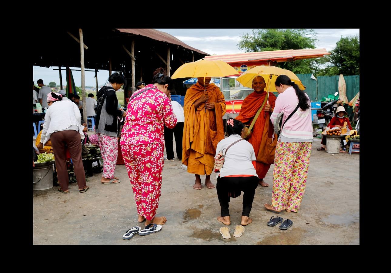 En Camboya, las trabajadoras de las industrias que abastecen a algunas de las marcas deportivas más conocidas trabajan diez horas diarias seis días a la semana. Según datos de 2016 más de 500 empleados de las principales factorías sufrieron desvanecimientos como consecuencia de las malas condiciones de trabajo, entre las que se incluyen las elevadas temperaturas. El salario mensual mínimo en Camboya es de unos 130 euros y dos horas extras al día lo elevan a 150 ó 200, dependiendo de la fábrica. Camboya tenía un total de 1.522 factorías registradas en 2017, un 37 por ciento más que hace cinco años, un crecimiento que se detuvo el año pasado.