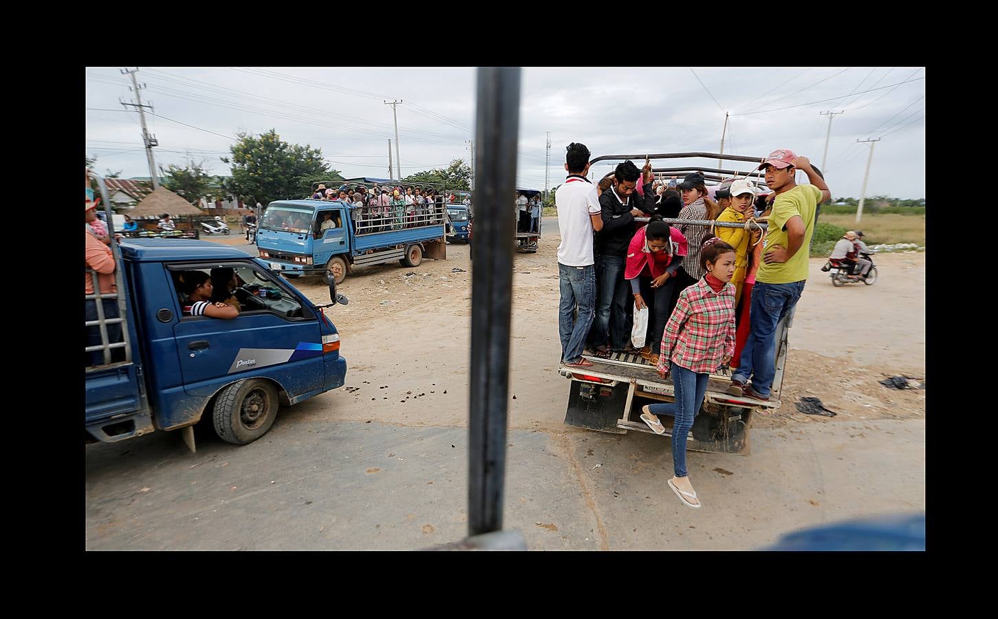 En Camboya, las trabajadoras de las industrias que abastecen a algunas de las marcas deportivas más conocidas trabajan diez horas diarias seis días a la semana. Según datos de 2016 más de 500 empleados de las principales factorías sufrieron desvanecimientos como consecuencia de las malas condiciones de trabajo, entre las que se incluyen las elevadas temperaturas. El salario mensual mínimo en Camboya es de unos 130 euros y dos horas extras al día lo elevan a 150 ó 200, dependiendo de la fábrica. Camboya tenía un total de 1.522 factorías registradas en 2017, un 37 por ciento más que hace cinco años, un crecimiento que se detuvo el año pasado.