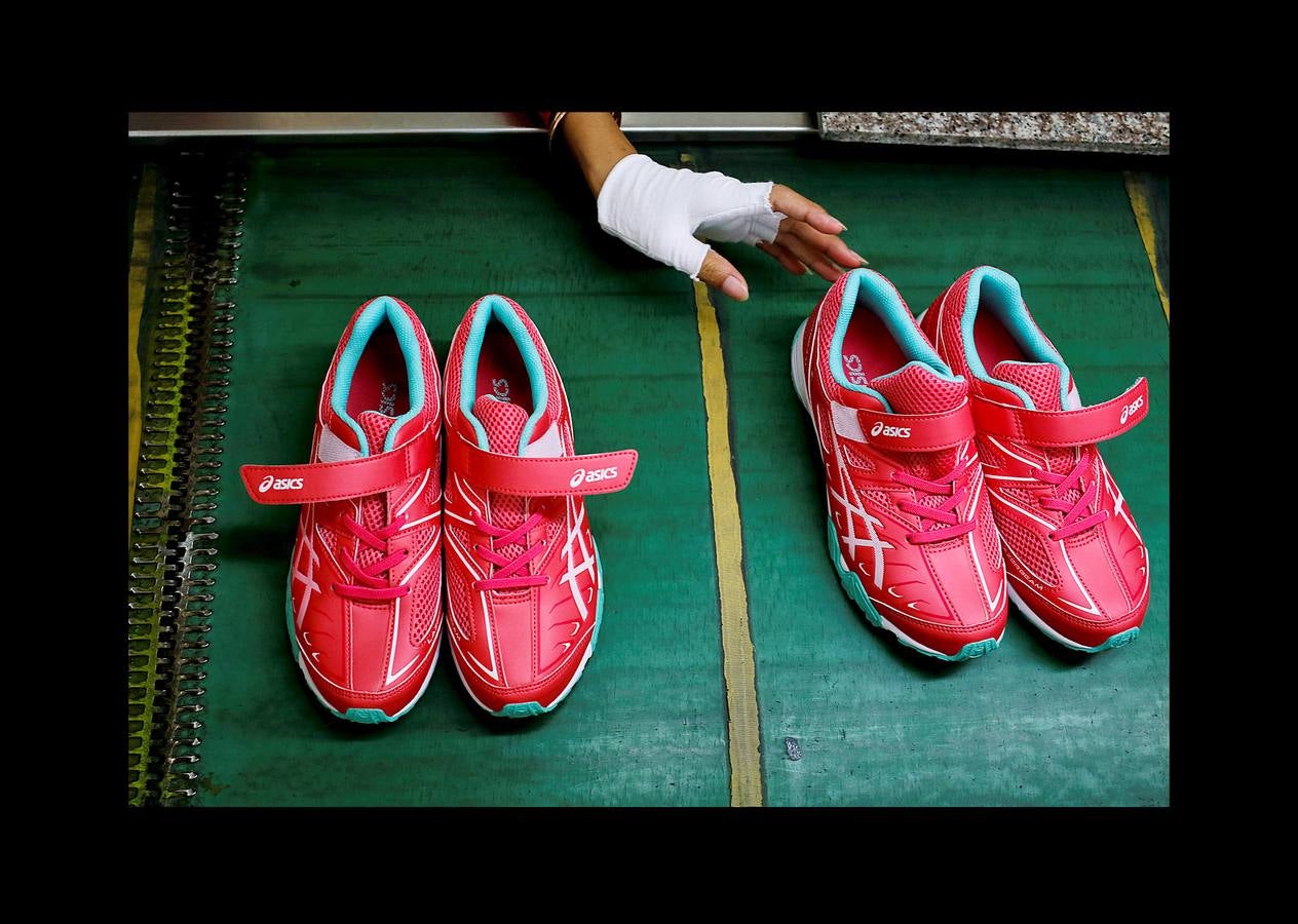 En Camboya, las trabajadoras de las industrias que abastecen a algunas de las marcas deportivas más conocidas trabajan diez horas diarias seis días a la semana. Según datos de 2016 más de 500 empleados de las principales factorías sufrieron desvanecimientos como consecuencia de las malas condiciones de trabajo, entre las que se incluyen las elevadas temperaturas. El salario mensual mínimo en Camboya es de unos 130 euros y dos horas extras al día lo elevan a 150 ó 200, dependiendo de la fábrica. Camboya tenía un total de 1.522 factorías registradas en 2017, un 37 por ciento más que hace cinco años, un crecimiento que se detuvo el año pasado.