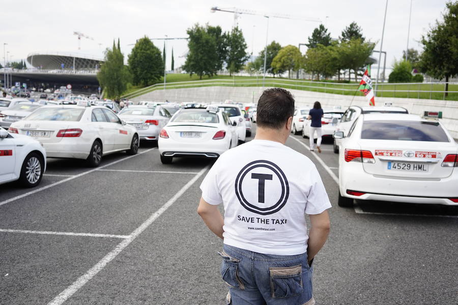 Los profesionales protestan contra Uber y Cabify en el aeropuerto de Loiu.