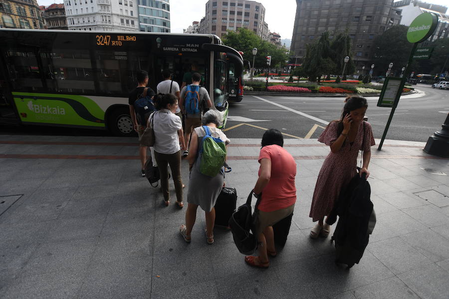 Un grupo de personas coge el autobús con destino al aeropuerto.