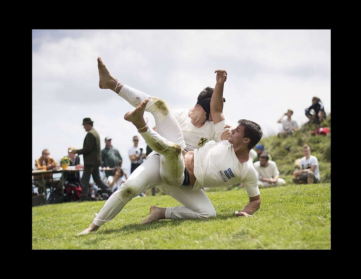 El Hundstoa Ranggeln es un evento deportivo tradicional que se celebra en Salzburgo, Austria. La primera mención escrita referida a esta práctica se remonta a 1518, por lo que en la edición de este año, a la que asistieron más de 2.000 personas hace unos días, se conmemora el quinto centenario de su nacimiento oficial. El Ranggeln o Jakobi-Ranggeln («Lucha de Santiago») tiene unas características similares a las de la clásica lucha greco-romana, pero posee ciertos rasgos propios, como la indumentaria de recio lino blanco, que permite fuertes agarres sobre la hierba. El Hundstoa Ranggeln está considerado por la UNESCO patrimonio cultural inmaterial de Austria. 