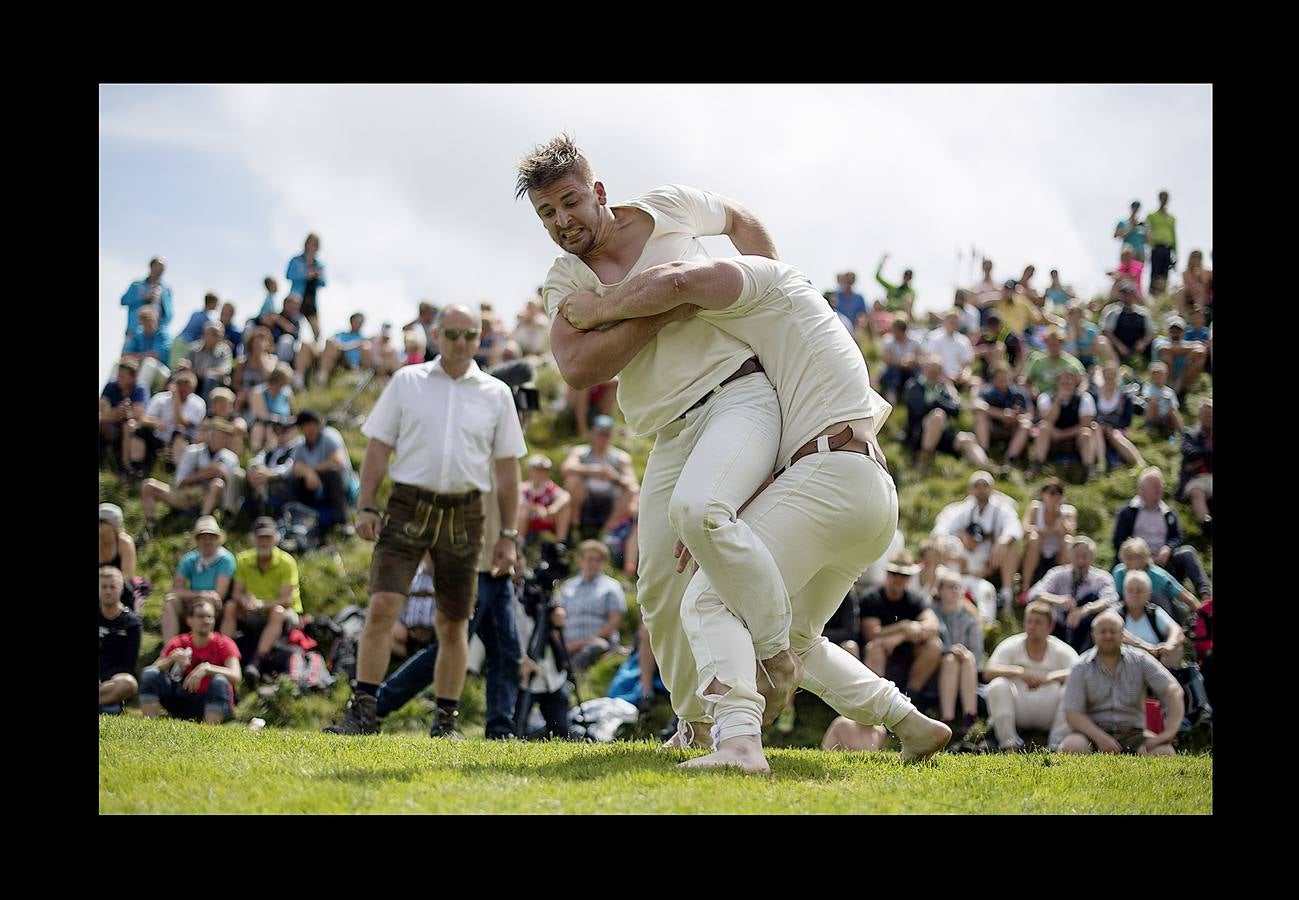 El Hundstoa Ranggeln es un evento deportivo tradicional que se celebra en Salzburgo, Austria. La primera mención escrita referida a esta práctica se remonta a 1518, por lo que en la edición de este año, a la que asistieron más de 2.000 personas hace unos días, se conmemora el quinto centenario de su nacimiento oficial. El Ranggeln o Jakobi-Ranggeln («Lucha de Santiago») tiene unas características similares a las de la clásica lucha greco-romana, pero posee ciertos rasgos propios, como la indumentaria de recio lino blanco, que permite fuertes agarres sobre la hierba. El Hundstoa Ranggeln está considerado por la UNESCO patrimonio cultural inmaterial de Austria. 