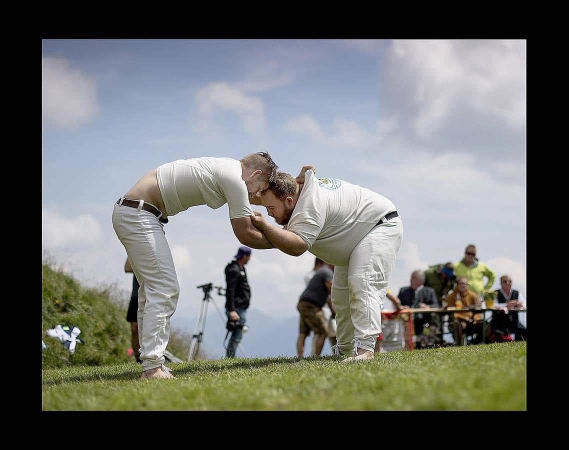 El Hundstoa Ranggeln es un evento deportivo tradicional que se celebra en Salzburgo, Austria. La primera mención escrita referida a esta práctica se remonta a 1518, por lo que en la edición de este año, a la que asistieron más de 2.000 personas hace unos días, se conmemora el quinto centenario de su nacimiento oficial. El Ranggeln o Jakobi-Ranggeln («Lucha de Santiago») tiene unas características similares a las de la clásica lucha greco-romana, pero posee ciertos rasgos propios, como la indumentaria de recio lino blanco, que permite fuertes agarres sobre la hierba. El Hundstoa Ranggeln está considerado por la UNESCO patrimonio cultural inmaterial de Austria. 