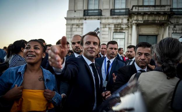 El presidente francés, Emmanuel Macron, pasea por las calles de Lisboa durante su reciente viaje a Portugal.