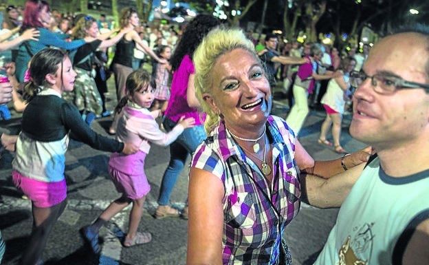 El público baila al ritmo del chachachá del tren.