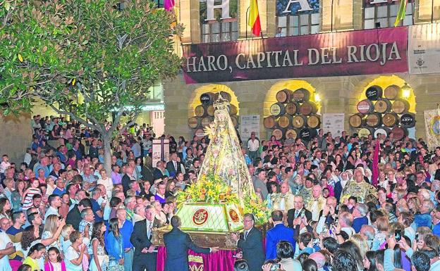 La imagen de la Virgen de la Vega llega a la Plaza de la Paz, repleta de gente, junto al Rosario de Faroles el curso pasado.