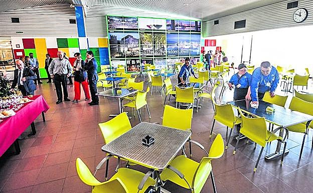 Empleados de la cafetería preparan las mesas durante la visita que las autoridades forales realizaron ayer a la instalación.