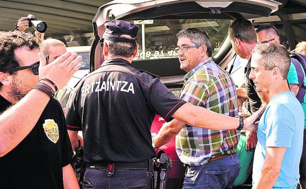 La Ertzaintza media en una discusión entre taxistas en el aeropuerto de Loiu durante la huelga.