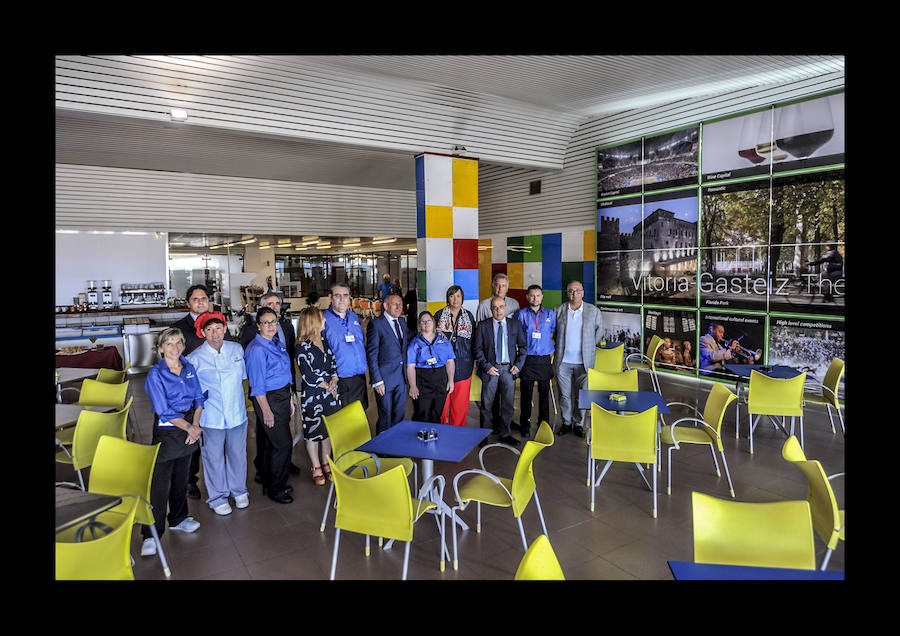 La renovada cafetería, gestionada por Indesa con una plantilla de cinco trabajadores, vincula sus horarios a las salidas de los vuelos