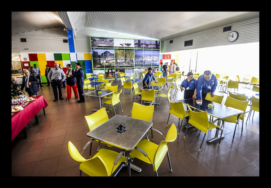 La renovada cafetería, gestionada por Indesa con una plantilla de cinco trabajadores, vincula sus horarios a las salidas de los vuelos