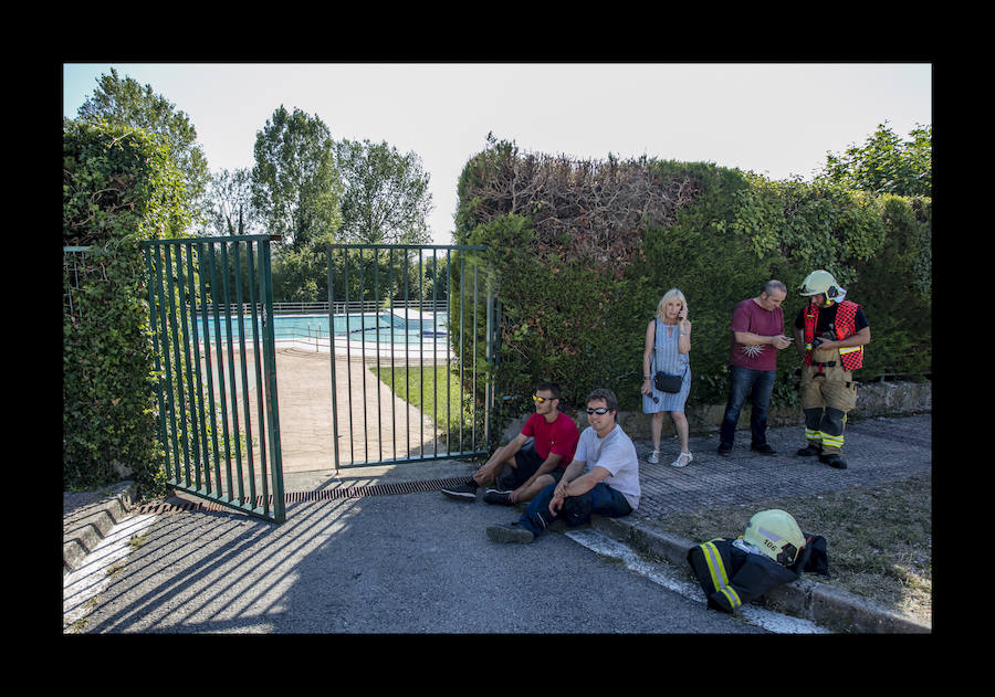 Los bomberos forales han procedido a controlar la avería y dos niños han sido trasladados al hospital de Txagorritxu