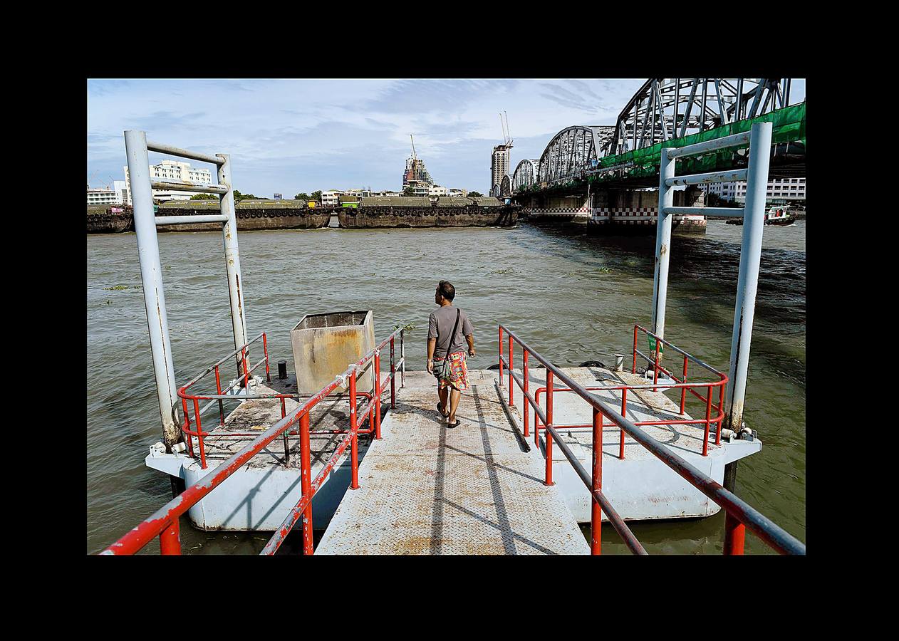 Hace unas semanas, equipos de buzos bien entrenados acapararon el interés mundial por el audaz rescate de 12 niños en una cueva anegada en Tailandia. Pero los buceadores de una pequeña comunidad de ese país, conocida como los «Indiana Jones,» se zambullen a diario hasta a 30 metros con un rudimentario casco de metal, que recuerda a una olla conectada a un tubo de goma, en el turbio cauce del río Chao Phraya, en Bangkok, en busca de tesoros. A veces, consiguen encontrar monedas, joyas o cerámica que pueden vender hasta por el doble del salario mínimo; otras, el hallazgo es macabro: cráneos y esqueletos sobre el lecho del río. Siempre a oscuras.