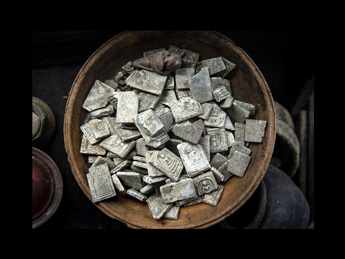 Hace unas semanas, equipos de buzos bien entrenados acapararon el interés mundial por el audaz rescate de 12 niños en una cueva anegada en Tailandia. Pero los buceadores de una pequeña comunidad de ese país, conocida como los «Indiana Jones,» se zambullen a diario hasta a 30 metros con un rudimentario casco de metal, que recuerda a una olla conectada a un tubo de goma, en el turbio cauce del río Chao Phraya, en Bangkok, en busca de tesoros. A veces, consiguen encontrar monedas, joyas o cerámica que pueden vender hasta por el doble del salario mínimo; otras, el hallazgo es macabro: cráneos y esqueletos sobre el lecho del río. Siempre a oscuras.