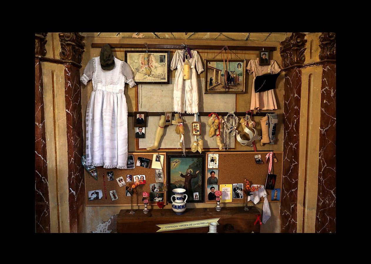 Durante más de 30 años, Juan Martín Colomer y su esposa Sinforosa Sancho han vivido solos en La Estrella, un pueblo del noreste de Aragón, con una densidad de población inferior a 8 habitantes por kilómetro cuadrado. «Todos se han ido, somos los tontos que nos hemos quedado -ríe Sinforosa, que acaba de cumplir 85 años-. Tenemos gallinas, conejos, tierra y cuando hace frío prendemos fuego y dormimos bajo mantas.» Algunos estudios apuntan que esta zona de España, dos veces mayor que Bélgica, se convertirá en la menos poblada de Europa en poco tiempo. «Si no hay niños no hay vida -dice Juan Martín-, pero hemos crecido en soledad y nos gusta. La Estrella morirá con nosotros.»