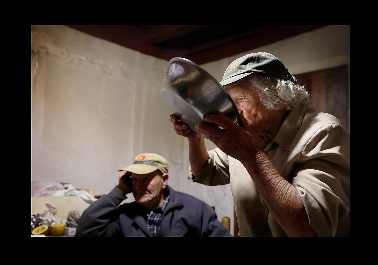 Durante más de 30 años, Juan Martín Colomer y su esposa Sinforosa Sancho han vivido solos en La Estrella, un pueblo del noreste de Aragón, con una densidad de población inferior a 8 habitantes por kilómetro cuadrado. «Todos se han ido, somos los tontos que nos hemos quedado -ríe Sinforosa, que acaba de cumplir 85 años-. Tenemos gallinas, conejos, tierra y cuando hace frío prendemos fuego y dormimos bajo mantas.» Algunos estudios apuntan que esta zona de España, dos veces mayor que Bélgica, se convertirá en la menos poblada de Europa en poco tiempo. «Si no hay niños no hay vida -dice Juan Martín-, pero hemos crecido en soledad y nos gusta. La Estrella morirá con nosotros.»