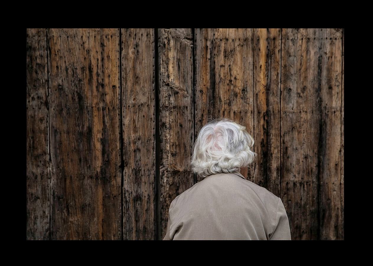 Durante más de 30 años, Juan Martín Colomer y su esposa Sinforosa Sancho han vivido solos en La Estrella, un pueblo del noreste de Aragón, con una densidad de población inferior a 8 habitantes por kilómetro cuadrado. «Todos se han ido, somos los tontos que nos hemos quedado -ríe Sinforosa, que acaba de cumplir 85 años-. Tenemos gallinas, conejos, tierra y cuando hace frío prendemos fuego y dormimos bajo mantas.» Algunos estudios apuntan que esta zona de España, dos veces mayor que Bélgica, se convertirá en la menos poblada de Europa en poco tiempo. «Si no hay niños no hay vida -dice Juan Martín-, pero hemos crecido en soledad y nos gusta. La Estrella morirá con nosotros.»
