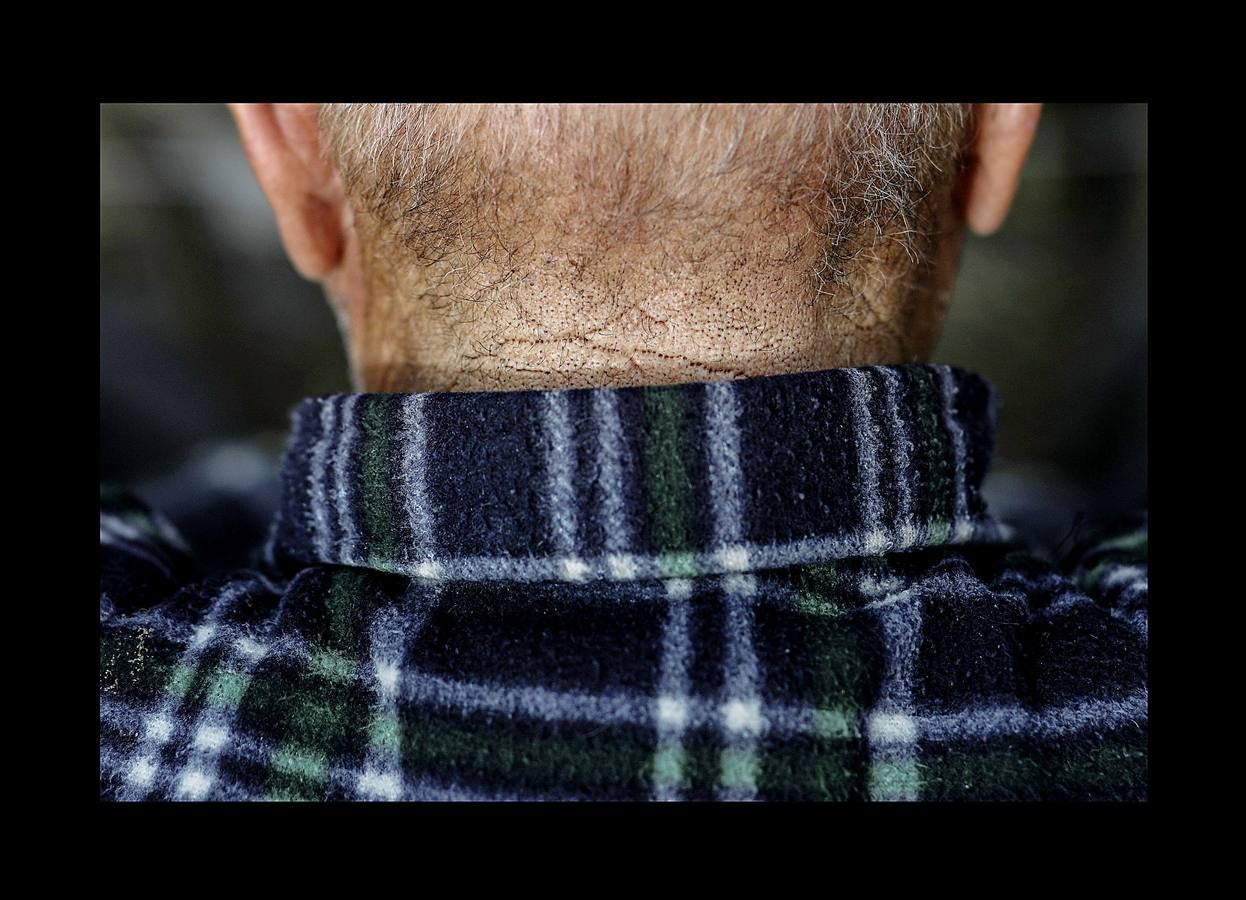 Durante más de 30 años, Juan Martín Colomer y su esposa Sinforosa Sancho han vivido solos en La Estrella, un pueblo del noreste de Aragón, con una densidad de población inferior a 8 habitantes por kilómetro cuadrado. «Todos se han ido, somos los tontos que nos hemos quedado -ríe Sinforosa, que acaba de cumplir 85 años-. Tenemos gallinas, conejos, tierra y cuando hace frío prendemos fuego y dormimos bajo mantas.» Algunos estudios apuntan que esta zona de España, dos veces mayor que Bélgica, se convertirá en la menos poblada de Europa en poco tiempo. «Si no hay niños no hay vida -dice Juan Martín-, pero hemos crecido en soledad y nos gusta. La Estrella morirá con nosotros.»