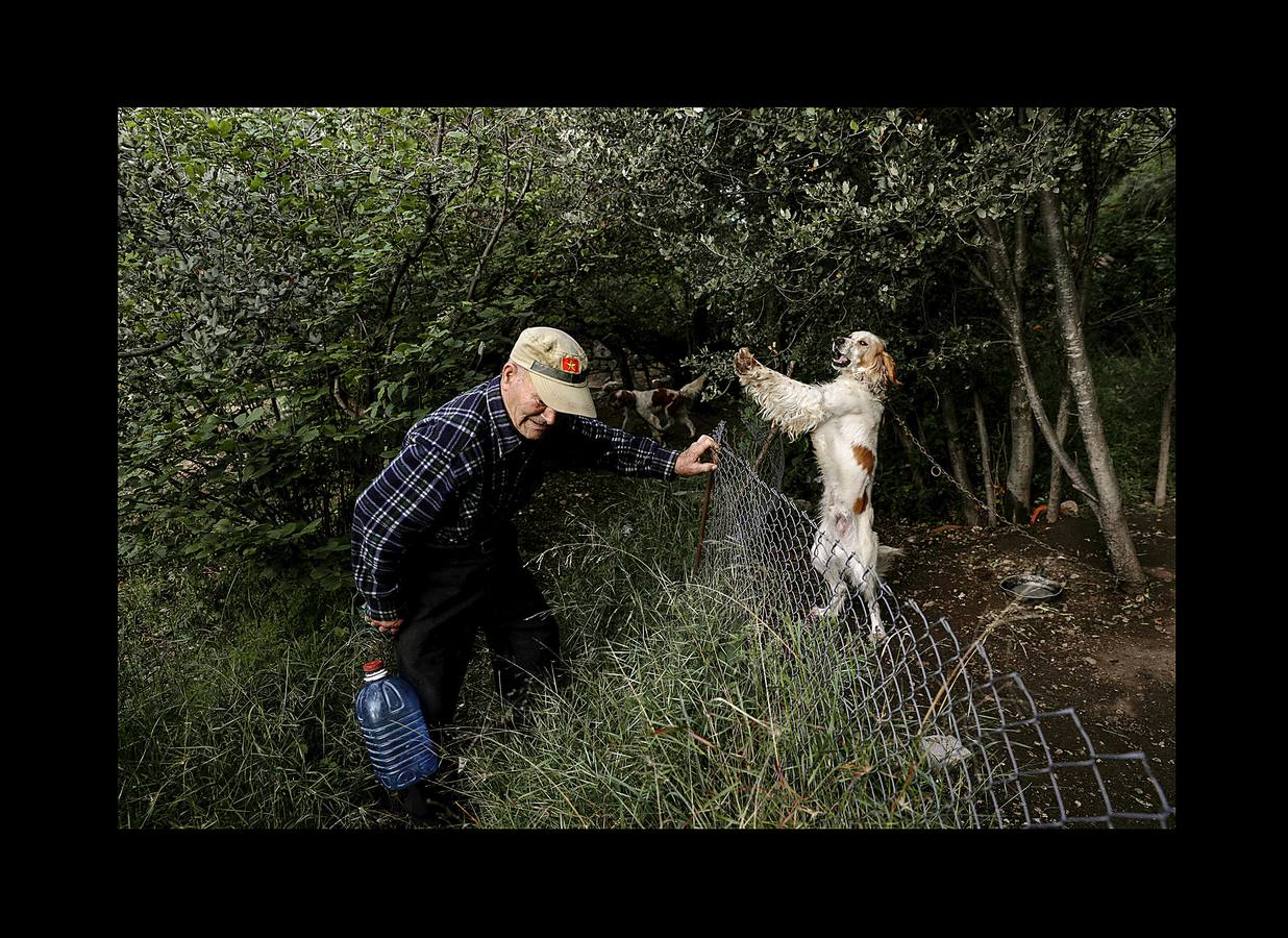Durante más de 30 años, Juan Martín Colomer y su esposa Sinforosa Sancho han vivido solos en La Estrella, un pueblo del noreste de Aragón, con una densidad de población inferior a 8 habitantes por kilómetro cuadrado. «Todos se han ido, somos los tontos que nos hemos quedado -ríe Sinforosa, que acaba de cumplir 85 años-. Tenemos gallinas, conejos, tierra y cuando hace frío prendemos fuego y dormimos bajo mantas.» Algunos estudios apuntan que esta zona de España, dos veces mayor que Bélgica, se convertirá en la menos poblada de Europa en poco tiempo. «Si no hay niños no hay vida -dice Juan Martín-, pero hemos crecido en soledad y nos gusta. La Estrella morirá con nosotros.»