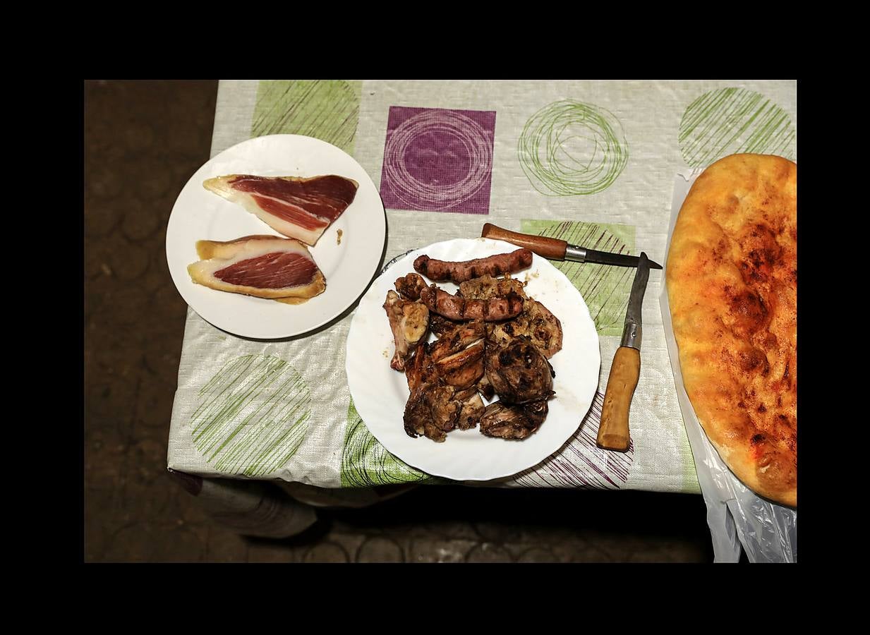 Durante más de 30 años, Juan Martín Colomer y su esposa Sinforosa Sancho han vivido solos en La Estrella, un pueblo del noreste de Aragón, con una densidad de población inferior a 8 habitantes por kilómetro cuadrado. «Todos se han ido, somos los tontos que nos hemos quedado -ríe Sinforosa, que acaba de cumplir 85 años-. Tenemos gallinas, conejos, tierra y cuando hace frío prendemos fuego y dormimos bajo mantas.» Algunos estudios apuntan que esta zona de España, dos veces mayor que Bélgica, se convertirá en la menos poblada de Europa en poco tiempo. «Si no hay niños no hay vida -dice Juan Martín-, pero hemos crecido en soledad y nos gusta. La Estrella morirá con nosotros.»