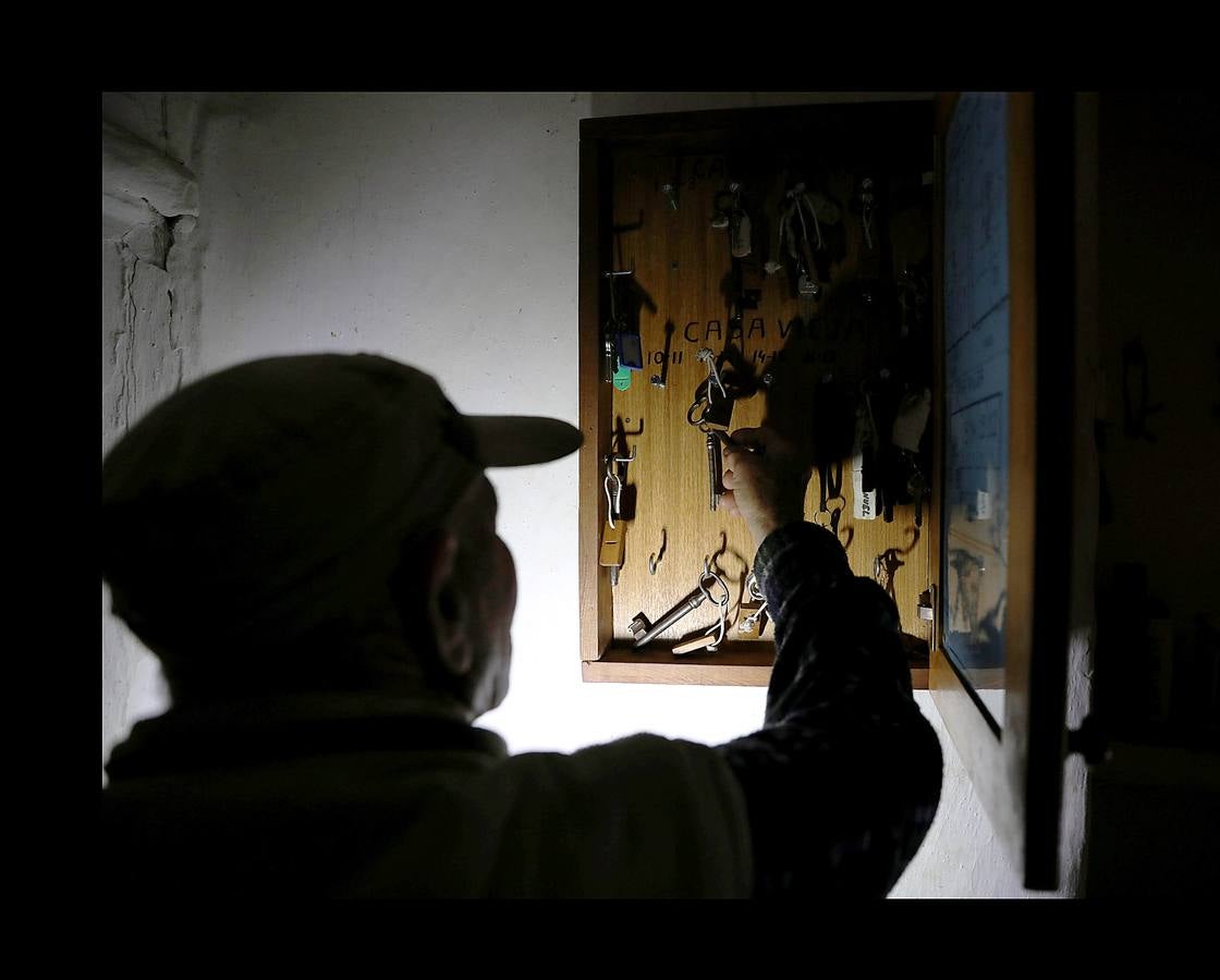 Durante más de 30 años, Juan Martín Colomer y su esposa Sinforosa Sancho han vivido solos en La Estrella, un pueblo del noreste de Aragón, con una densidad de población inferior a 8 habitantes por kilómetro cuadrado. «Todos se han ido, somos los tontos que nos hemos quedado -ríe Sinforosa, que acaba de cumplir 85 años-. Tenemos gallinas, conejos, tierra y cuando hace frío prendemos fuego y dormimos bajo mantas.» Algunos estudios apuntan que esta zona de España, dos veces mayor que Bélgica, se convertirá en la menos poblada de Europa en poco tiempo. «Si no hay niños no hay vida -dice Juan Martín-, pero hemos crecido en soledad y nos gusta. La Estrella morirá con nosotros.»