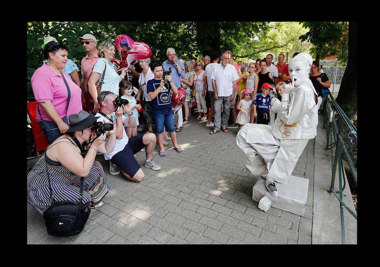 ¿Imaginan una pequeña localidad convertida en un mundo extraño, habitado por decenas y decenas de enigmáticos personajes? Es lo que sucede cada año en Marche-en-Famenne, un municipio en la región Valona de Bélgica, con motivo de la celebración del Festival de Estatuas Vivientes, considerado por algunos como el más importante del mundo. En la presente edición, celebrada hace unos días, se dieron cita más de un centenar de artistas internacionales que sorprendieron e hicieron reír con sus sorprendentes caracterizaciones a miles de visitantes repartidos por todos los rincones de la ciudad.