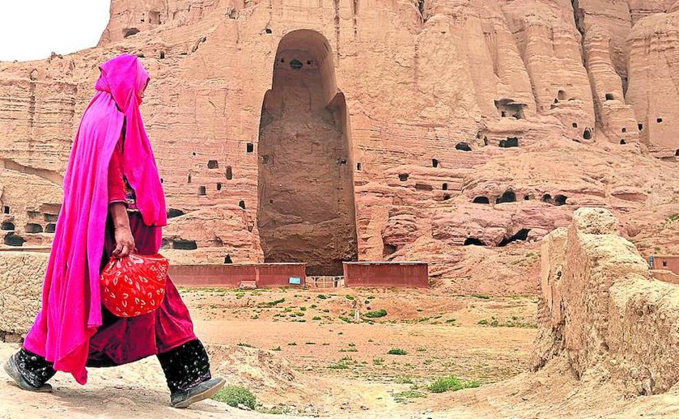 Hueco dejado en la roca por la destrucción del Buda de Bamiyan.