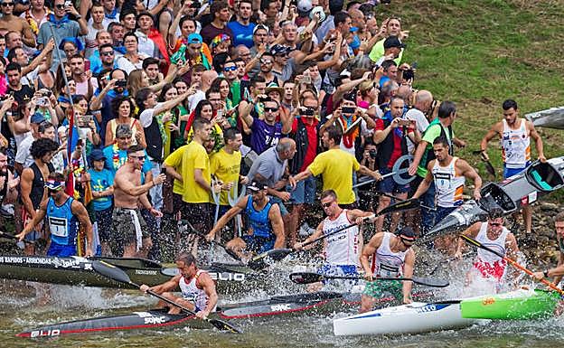Decenas de personas disfrutan del Descenso del Sella. 