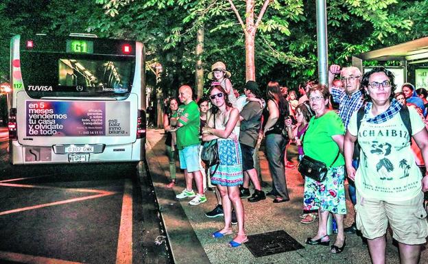 Decenas de personas esperan en el apeadero de la Catedral la llegada del Gautxori en el inicio del servicio de paradas a demanda.