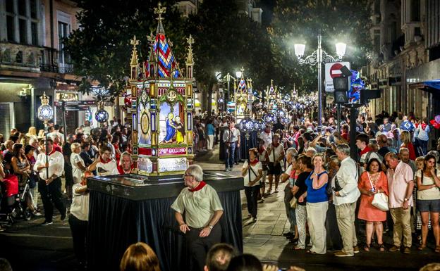 La procesión de los Faroles volvió a su recorrido original, con un tramo por la calle Dato.