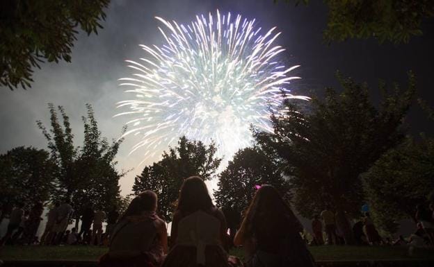 Los Hermanos Ferrández presentaron su colección de fuegos artificiales en Vitoria.