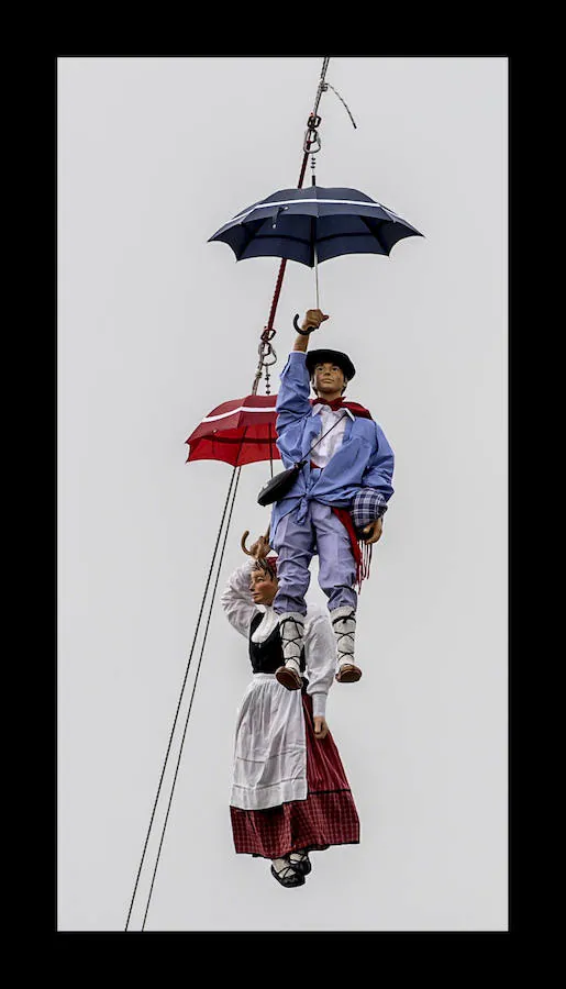 Los muñecos descienden desde la torre de San Miguel en una jornada festiva pensada especialmente para los txikis de la casa