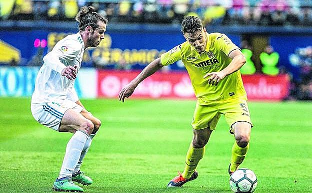 Adrián Marín, a la derecha, conduce la pelota ante la oposición de Gareth Bale.