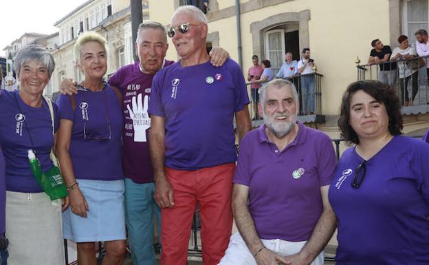 Estíbaliz Canto, junto a Peio López de Munain y los encargados de lanzar el Chupinazo de este año.