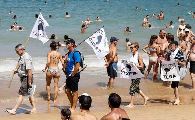 Los familiares de los presos de ETA se concentraron el domingo en varias playas vascas.