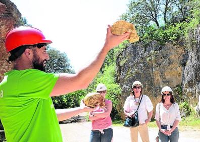 Imagen secundaria 1 - Un grupo de visitantes atiende las explicaciones del monitor. A la derecha, réplica de un cráneo hallado en Atapuerca.