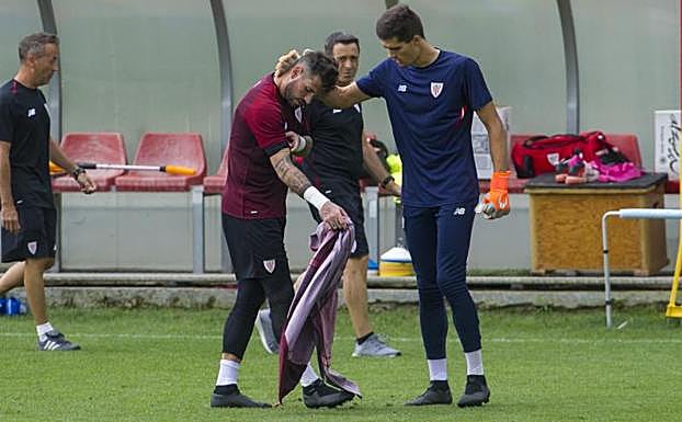 Herrerín, cabizbajo por las molestias en su brazo.