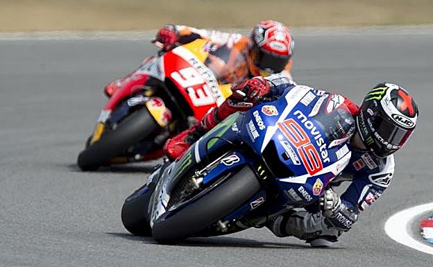 Jorge Lorenzo, por delante de Marc Márquez, durante el GP de la República Checa. 