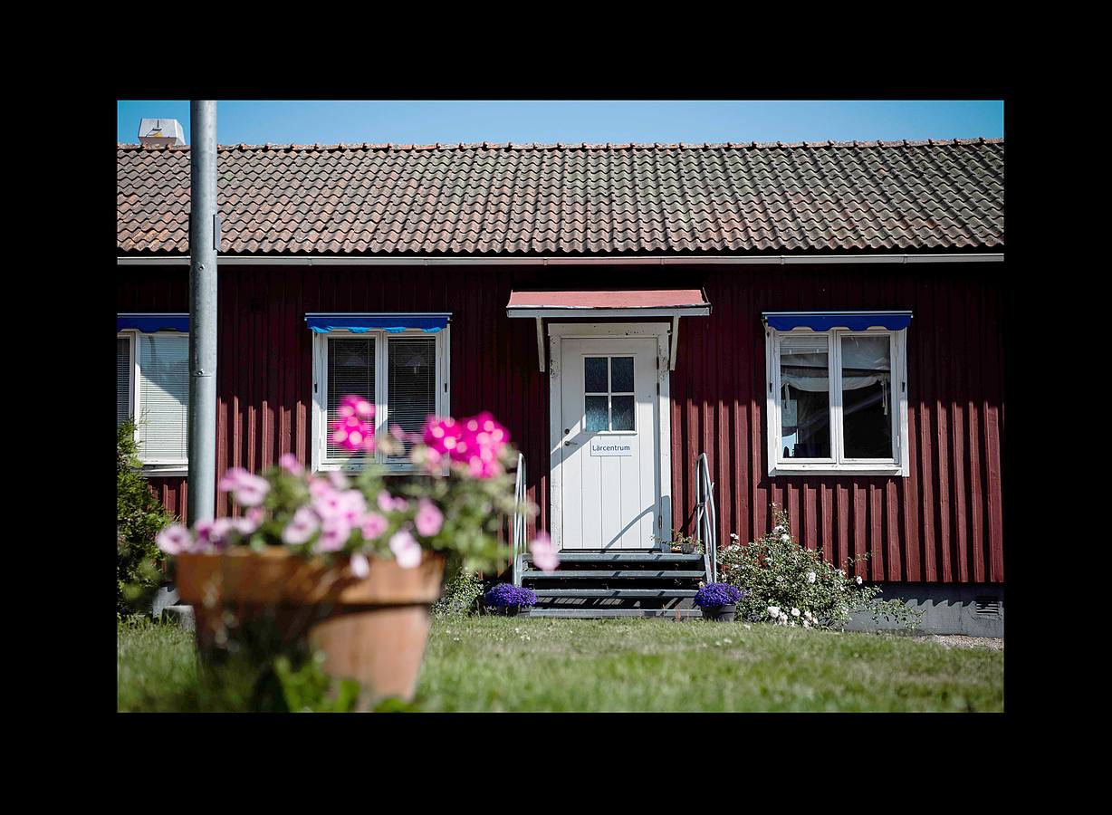 En Suecia, el país con menos reclusos del mundo, la granja de Rodjan, una prisión abierta en la ciudad de Mariestad, a 300 kilómetros de Estocolmo, es un establecimiento singular. No dispone de cámaras, barrotes o alambre de espino y los internos pueden desplazarse libremente por sus instalaciones. Sesenta de ellos se ocupan del mantenimiento y cortan el césped, y alrededor de diez, cuidan y ordeñan las vacas. Trabajan 35 horas semanales, cobran 40 euros y tienen dos días de descanso. La única medida es un recuento, por la mañana y por la noche. «Si hacen algo malo, dicen los responsables, son enviados a un centro con un nivel de seguridad más alto.»