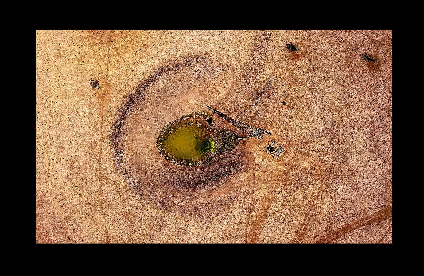 Desde el suelo, la sequía de Australia se ve como una mancha de polvo sin rasgos distintivos. Pero desde el aire, esta tierra que se agrieta bajo un sol abrasador, se transforma en una mezcla de colores y texturas que recuerdan a ciertas pinturas abstractas. La peor sequía que se recuerda está barriendo grandes zonas del país (el 95 % de Nueva Gales del Sur) y ha dejado a los agricultores haciéndose muchas preguntas sobre el futuro. «Las sequías se parecen a un cáncer que te consume, dicen algunos, y cada vez se vuelve más seco, más severo e impacta más en tu vida.»