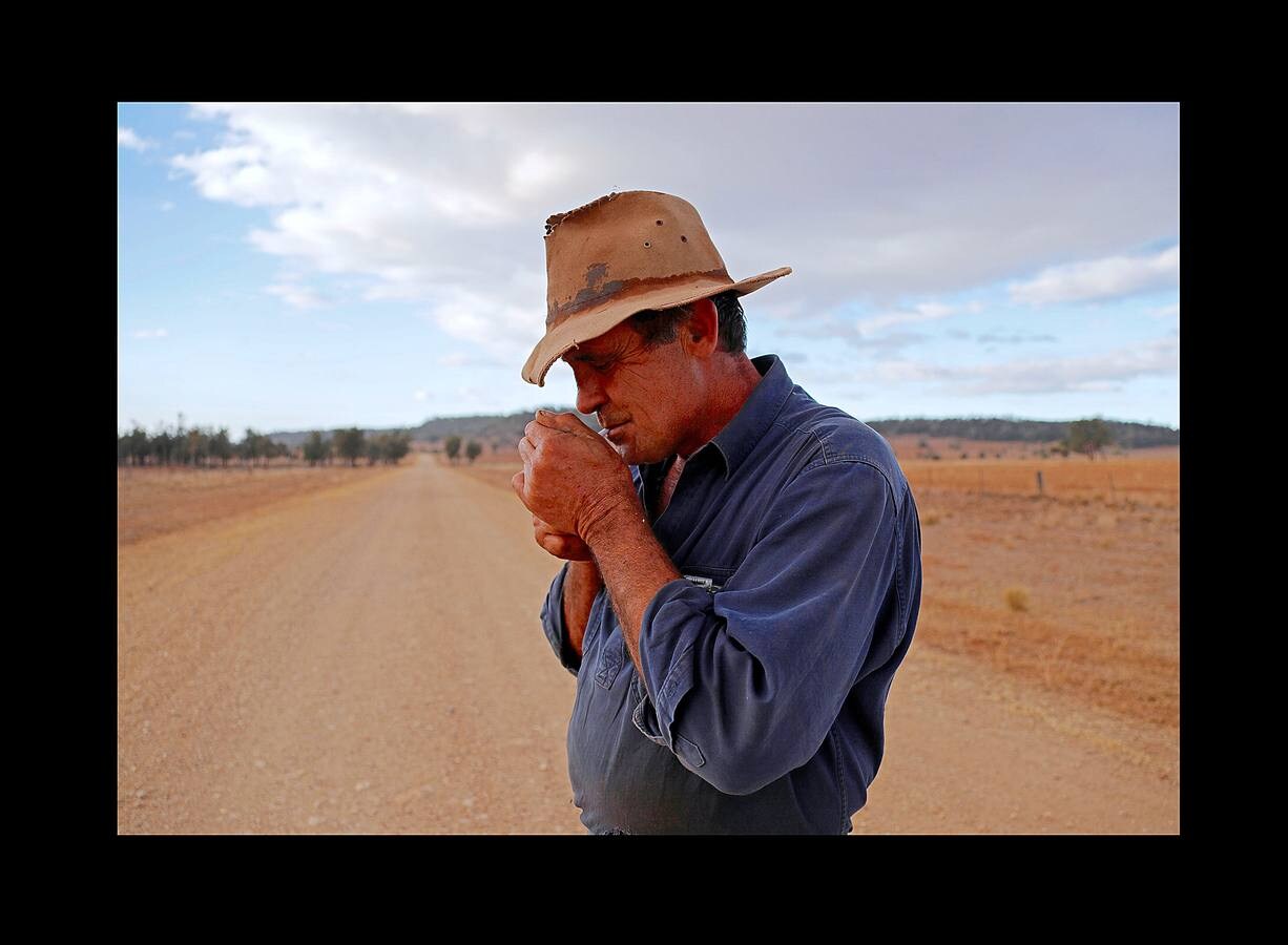 Desde el suelo, la sequía de Australia se ve como una mancha de polvo sin rasgos distintivos. Pero desde el aire, esta tierra que se agrieta bajo un sol abrasador, se transforma en una mezcla de colores y texturas que recuerdan a ciertas pinturas abstractas. La peor sequía que se recuerda está barriendo grandes zonas del país (el 95 % de Nueva Gales del Sur) y ha dejado a los agricultores haciéndose muchas preguntas sobre el futuro. «Las sequías se parecen a un cáncer que te consume, dicen algunos, y cada vez se vuelve más seco, más severo e impacta más en tu vida.»