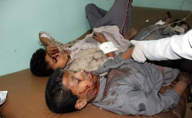 Dos niños yemeníes heridos reciben atención médica en un hospital tras ser víctimas de un ataque aéreo supuestamente perpetrado por la coalición de Arabia Saudí en Saada (Yemen). 