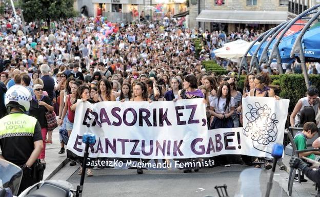 Una manifestación convocada por el movimiento feminista recorrió el día 8 las calles de Vitoria.