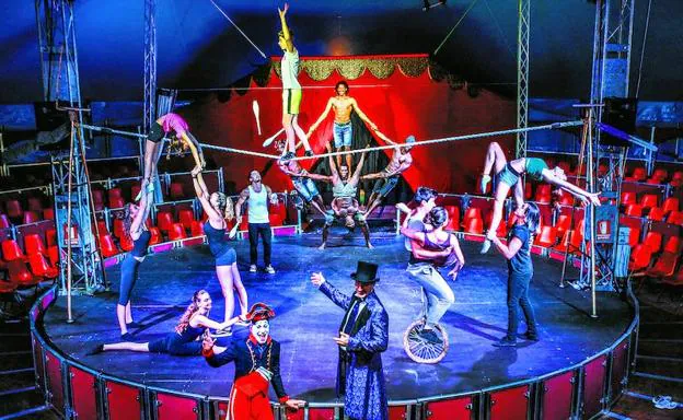 Parte del elenco de Il Circo Italiano, que pone sobre la pista a 32 artistas, ensaya antes de una función en Mendizabala.