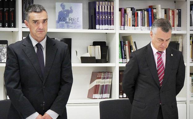 El secretario de Convivencia del Gobierno vasco, Jonan Fernández, junto al lehendakari, Iñigo Urkullu.