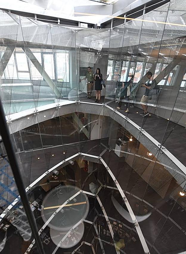 La sede de EDP logra luz extra con su 'vórtice' de cristal.